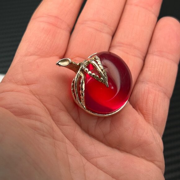 Vintage Sarah Coventry Apple Red Jelly Belly Brooch Pin Lucite Gold Tone Fruit - Picture 1 of 8